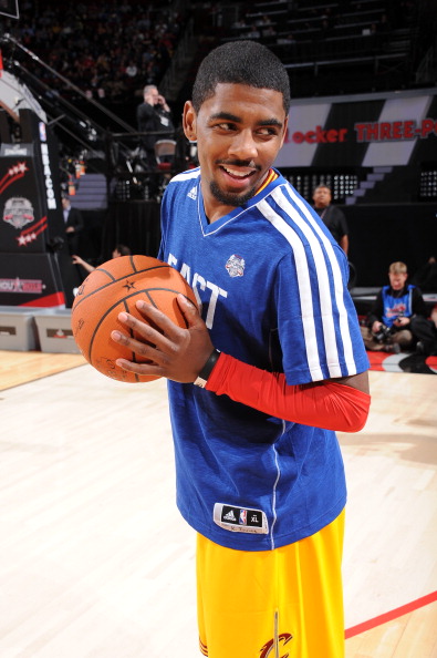 她展现了自 她展现了自