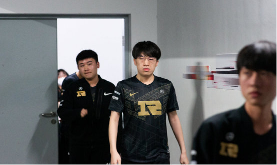 继续回击范德法特，亚马尔晒自己拉低裤子看电视照片.